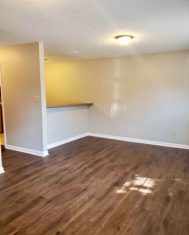 Building Photo - 2 Bedroom Off Richmond Road! ALL ELECTRIC!