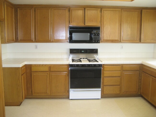 Building Photo - 4874 Thille St