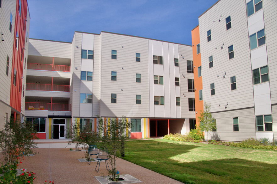 Courtyard - Parker Lane Apartments