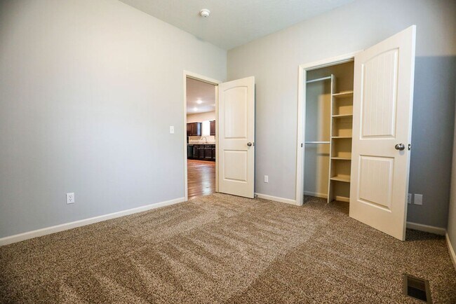 Building Photo - Spacious 5 bed 2 bath Downtown Springfield...