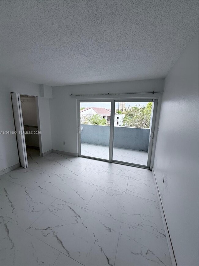 Building Photo - 9365 Fontainebleau Blvd