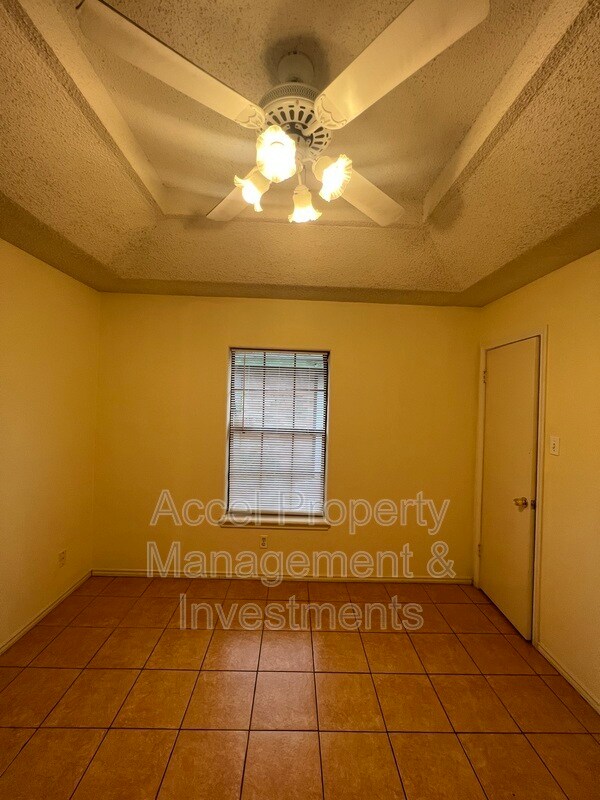 Building Photo - 1201 W Carmen Ave