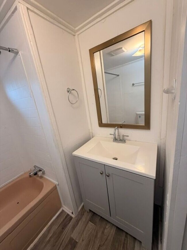 Building Photo - Cute 2 Bed in Greenville!