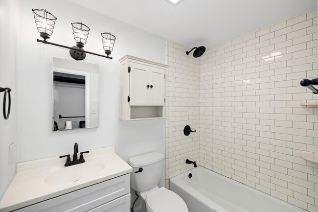 Building Photo - 115 Country Club Dr