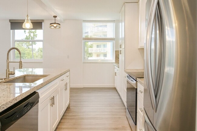 Building Photo - 4200 Hillcrest Dr