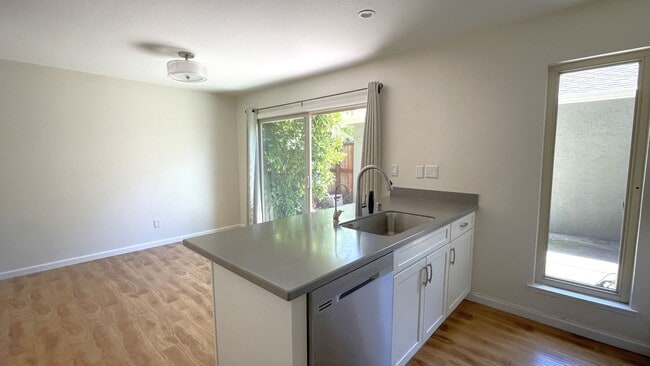Building Photo - Concord Beautiful remodeled 3 bedroom 2 ba...