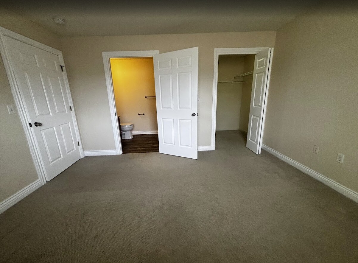 Building Photo - 542 Pewaukee Rd