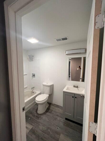 Building Photo - 5564 Hebert St