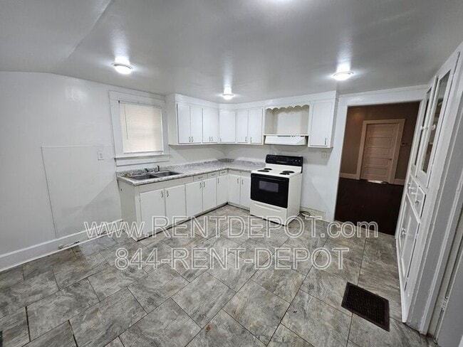 Building Photo - 304 S Grand Ave