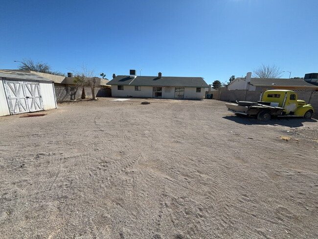 Building Photo - "Spacious 3-Bed Oasis with 3.5 Baths in th...