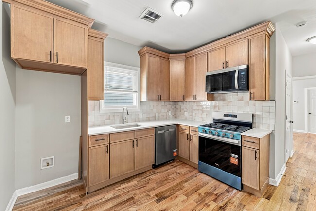 Building Photo - 422 Woodside Ave