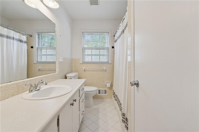 Building Photo - 345 Meadow Dr