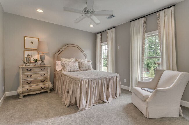 Building Photo - Pinnacle Park Townhomes -- Furnished, Utilities Included