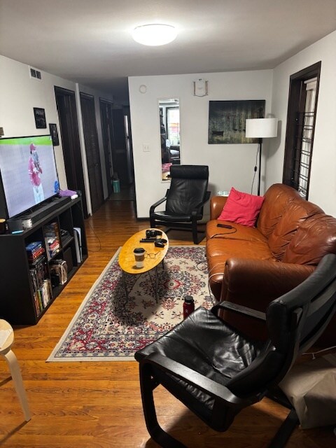 Building Photo - 3351 N Kenmore Ave