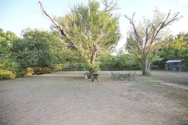 Building Photo - 204 Deerfield Park Dr