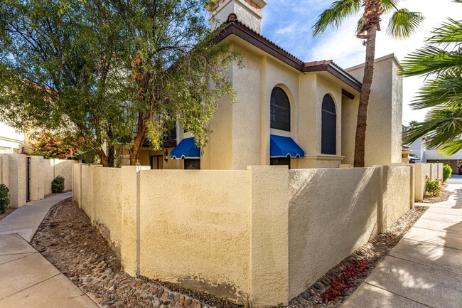 Building Photo - 5002 E Siesta Dr
