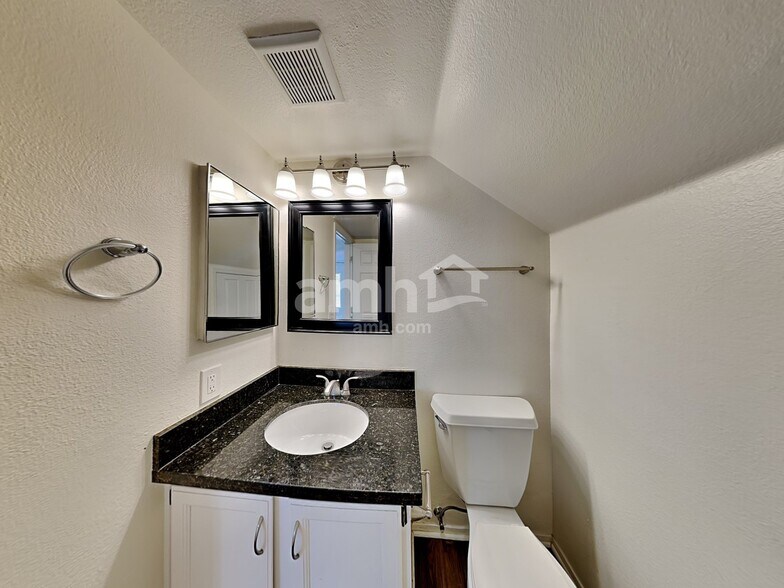 Building Photo - 4229 N Ranier