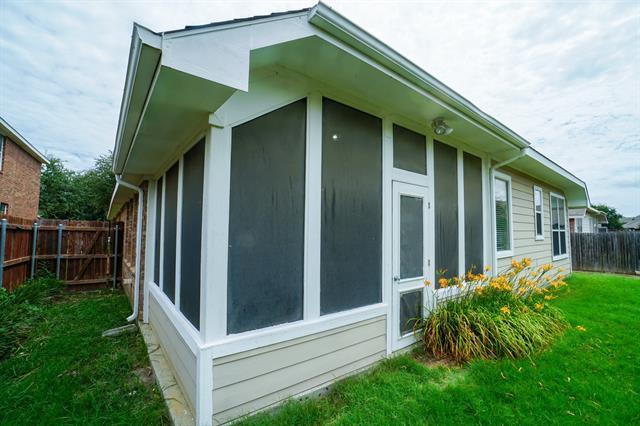 Building Photo - 1424 Canary Dr