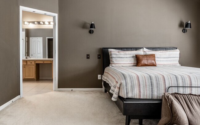 Building Photo - Spacious 5-Bed Home with In-Law Suite, Fin...