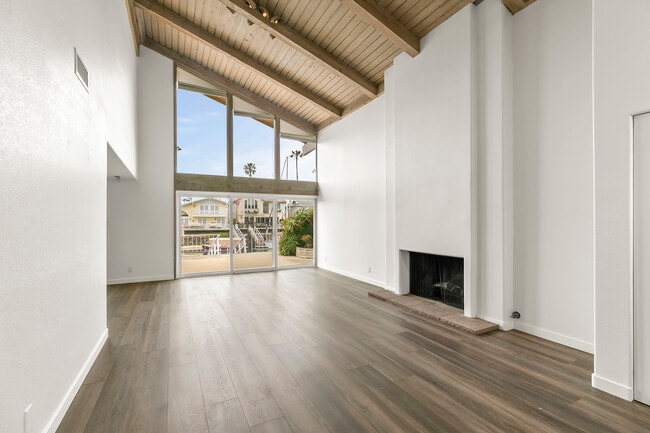 Building Photo - 2957 Seaview Ave