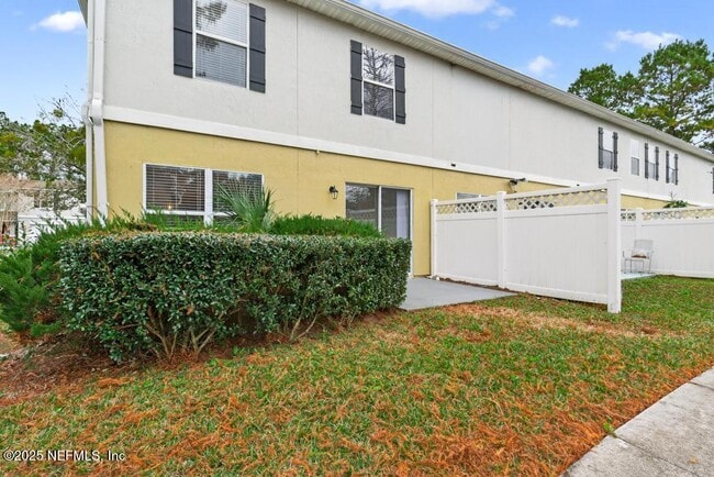 Building Photo - 411 Walnut Dr