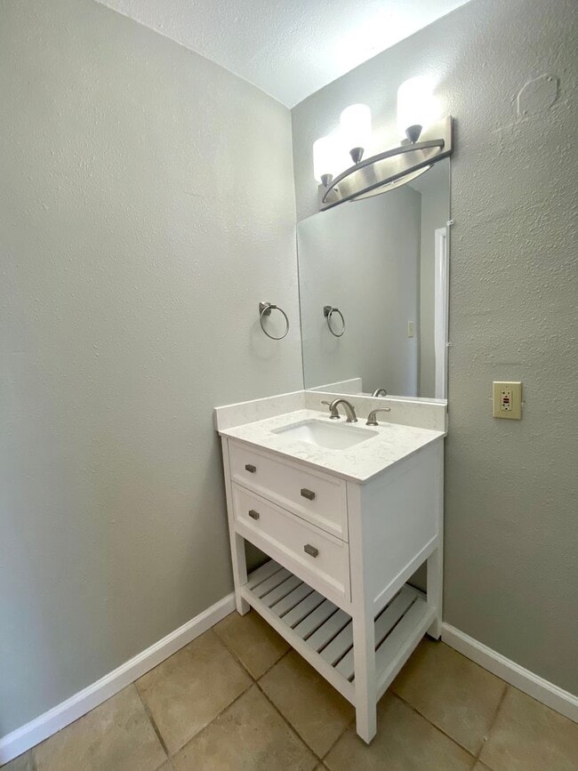 Building Photo - 3 Bedroom 3 bathroom Remodeled home ready to be loved