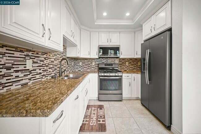 Building Photo - 5022 Lakeview Dr
