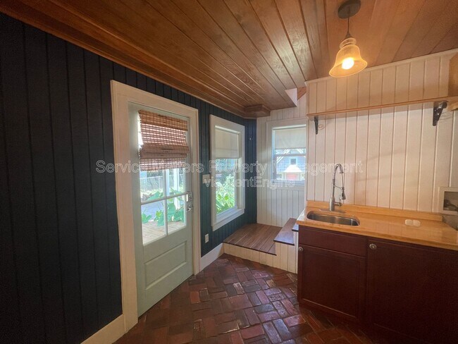 Building Photo - 2318 N 17th Ave