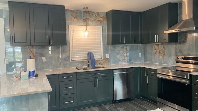 Building Photo - Stunning Remodeled 3BR Home Minutes from Beaches & Shopping