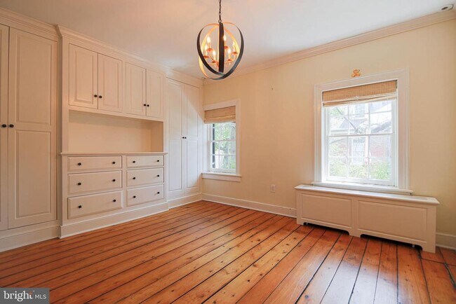 Building Photo - 217 S Lee St