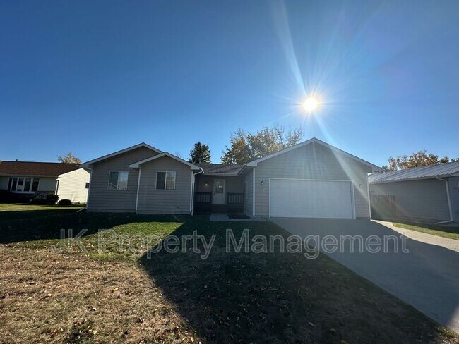 Primary Photo - 608 Swan Ct