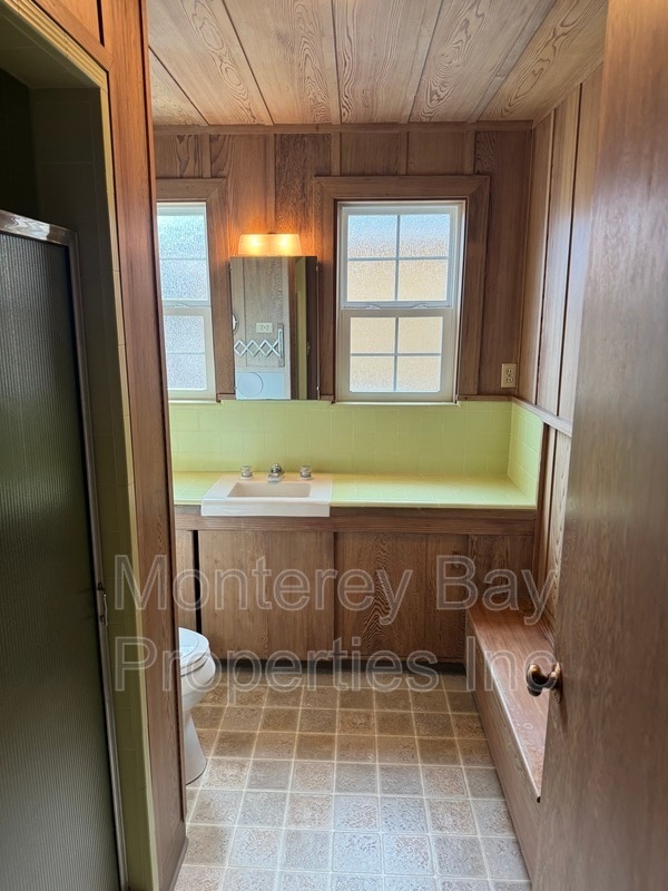 Building Photo - 711 Riverview Dr