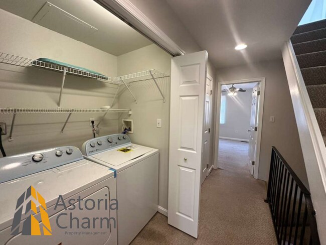 Building Photo - 3 Bedroom Home with Rooftop Views and Modern Finishes