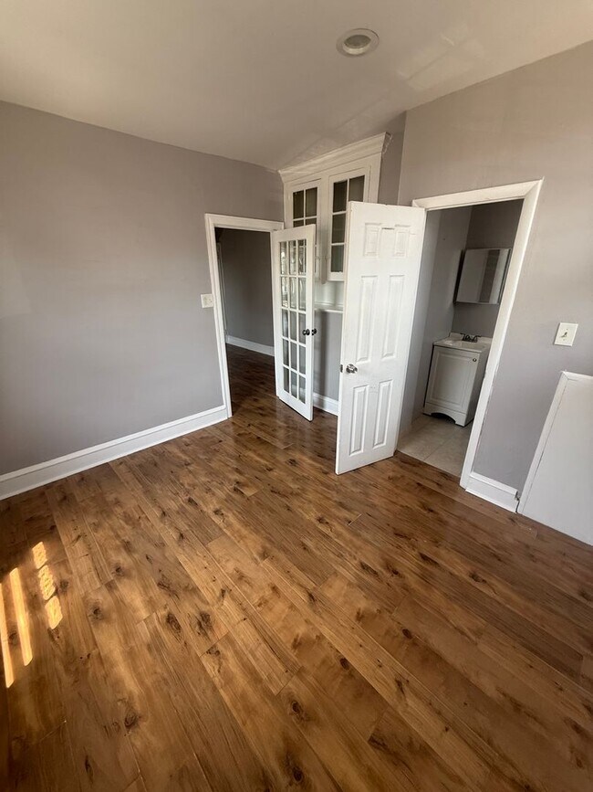 Building Photo - 270 Rosemar St