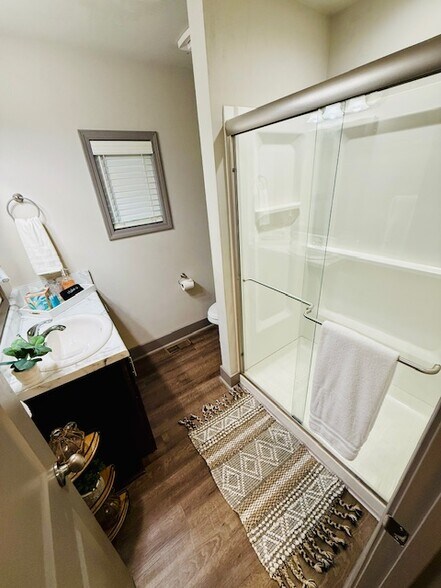 Building Photo - 3221 York Dr