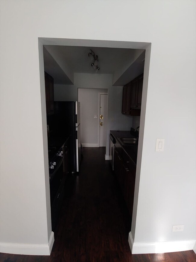 Building Photo - 2212 Country Club Dr