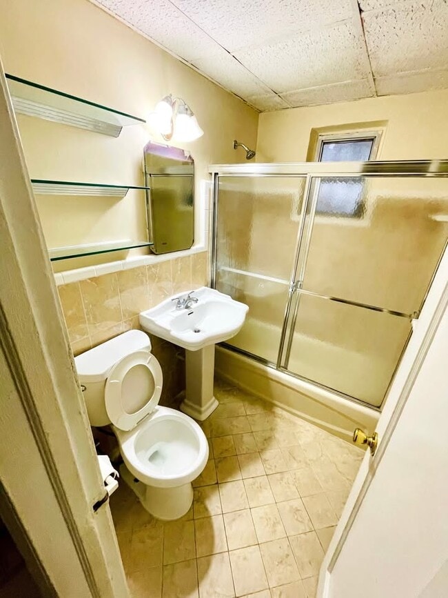 Building Photo - 1445 NW 16th Ave