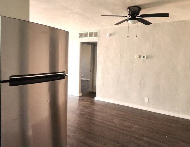 Building Photo - FABULOUS 2 BEDROOMS AND 1 BATHROOM FOR LEASE