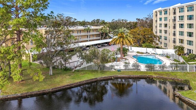Building Photo - 225 Country Club Dr