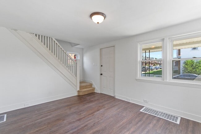 Building Photo - Cozy 3 Bedroom, 1.5 Bath Single Family Home!