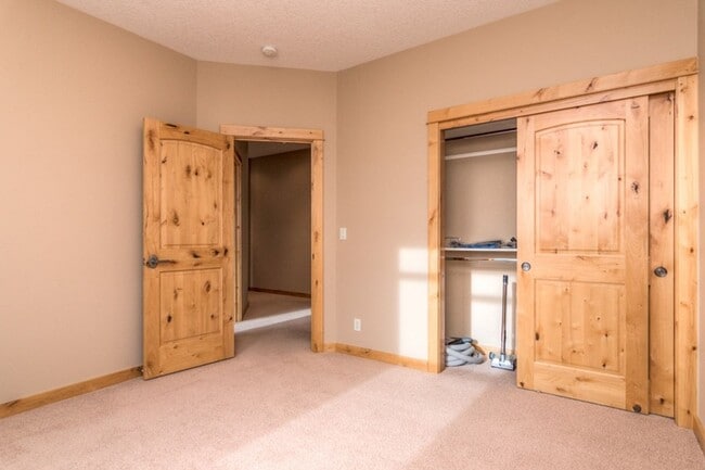 Building Photo - Award-winning, custom-built home in the highly-desired Cascade View Estates