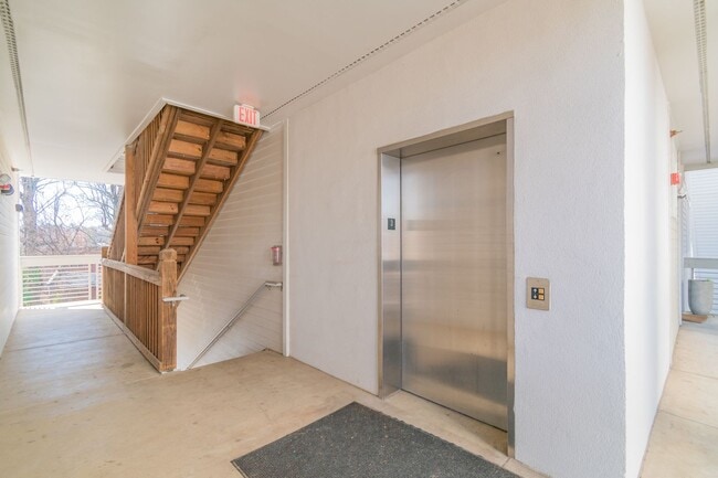 Building Photo - Conveniently Located Condo in Elizabeth Village!