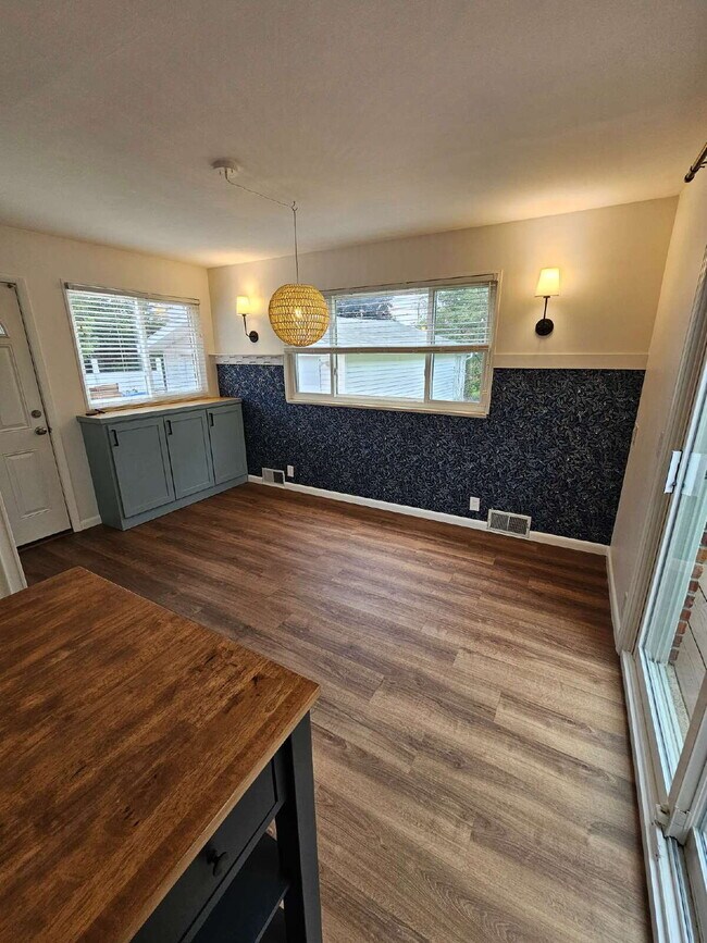 Building Photo - Beautiful 3-Bedroom Ranch in Desirable Northwest Warren, Nice Kitchen, Large Living Room, Finishe...