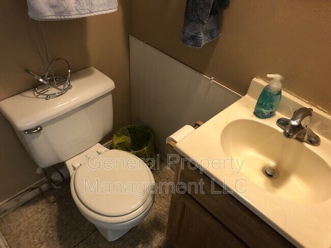 Building Photo - 1 bed 1 bath on Water St near UWEC! Availa...