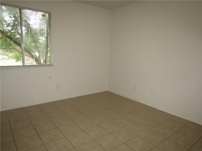 Building Photo - 4910 Pepper Ln