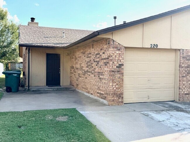 Primary Photo - Very nice updated 2 bedroom / 2 bath Duple...