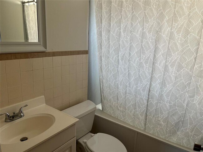 Building Photo - 142 Sandhurst Dr