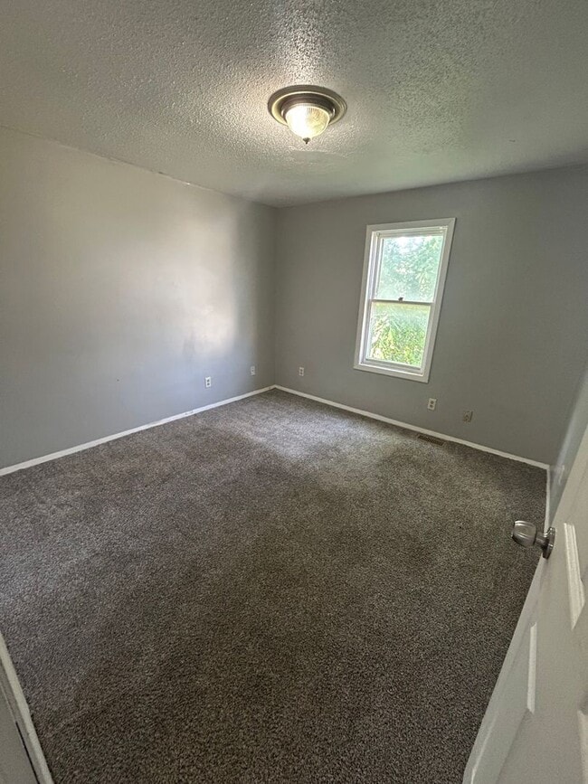 Building Photo - NEW LISTING! 3 BEDROOM HOUSE