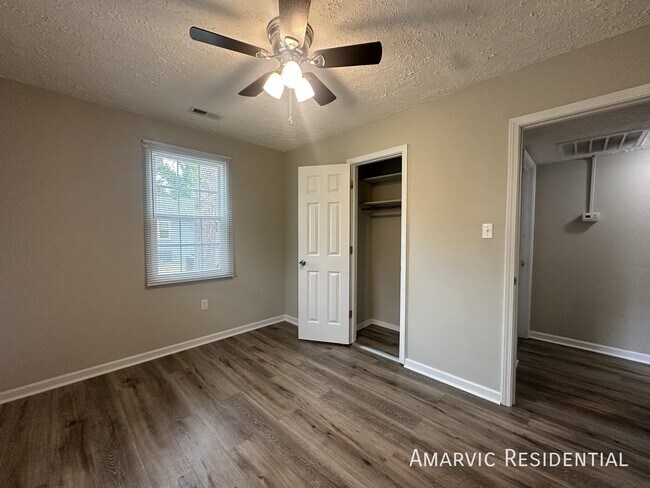 Building Photo - 833 Amye St