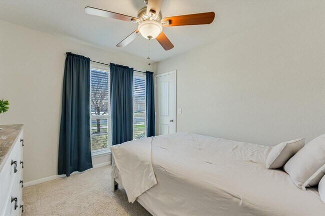 Building Photo - 725 Pinnacle Dr